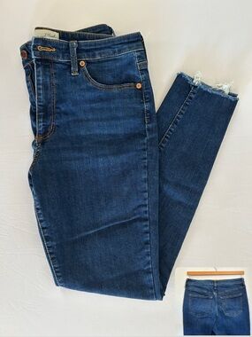 Universal Thread Women's High Rise Jeans - Dark Blue